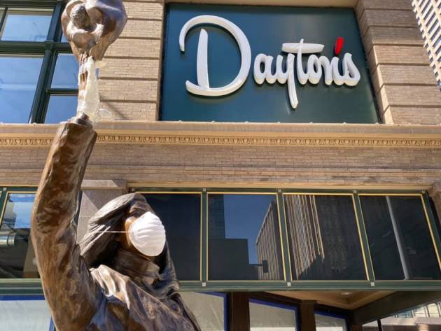 Minneapolis: Mary Tyler Moore statue still tosses her hat…
